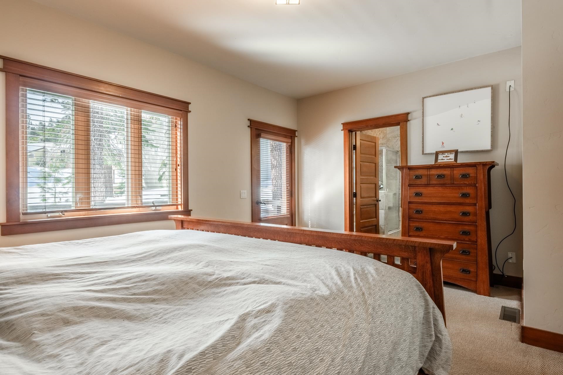 125 Davison Road, Unit 2 Mammoth Lakes, CA 93546 - Photo 23 of 50 a bedroom with a bed and a dresser