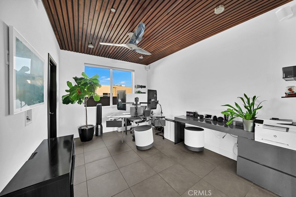 39 Gramercy Irvine, CA 92612 - Photo 25 of 48 a very nice looking room with many windows