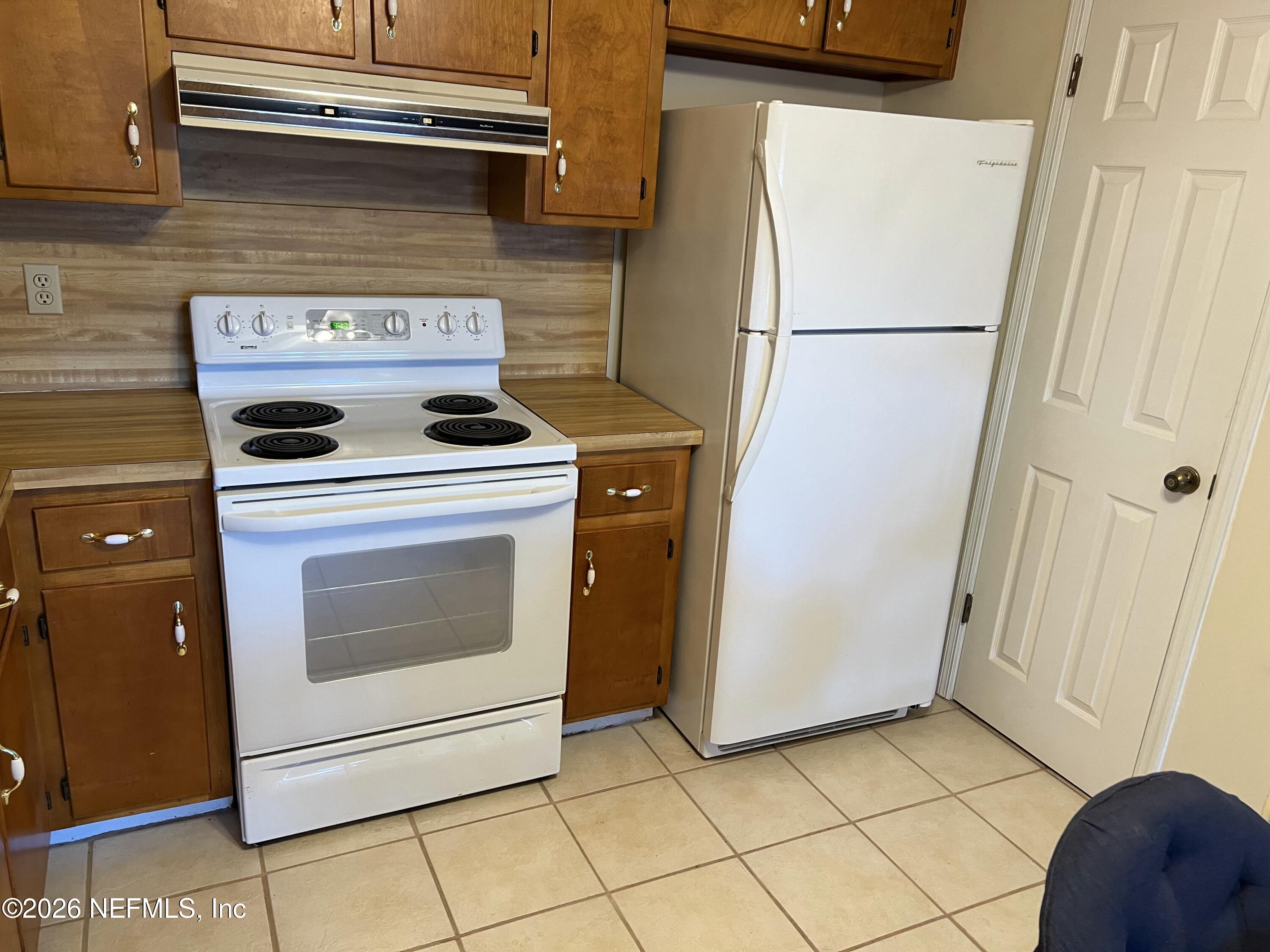 268 Wesley Road Green Cove Springs, FL 32043 - Photo 56 of 84 a stove top oven sitting inside of a kitchen