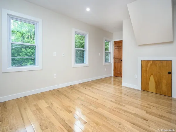 $5,988 | 4 South 8th Street, New Hyde Park, NY 11040