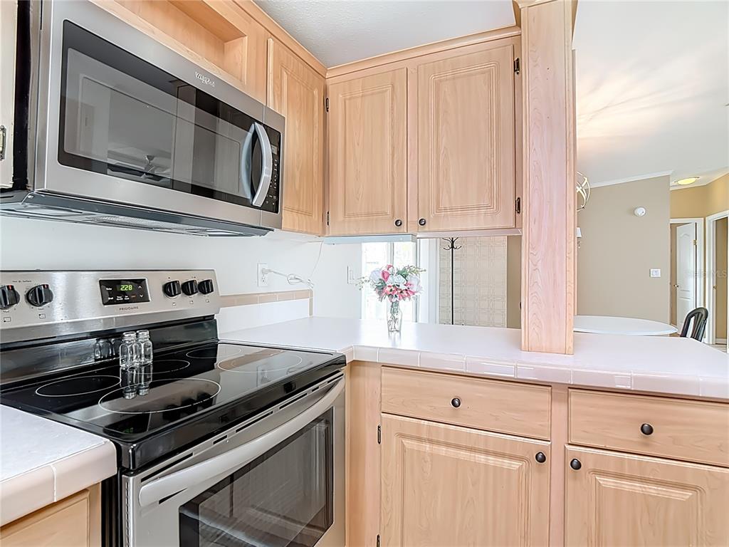 452 Par Drive Frostproof, FL 33843 - Photo 15 of 41 a kitchen with stainless steel appliances white cabinets and a stove