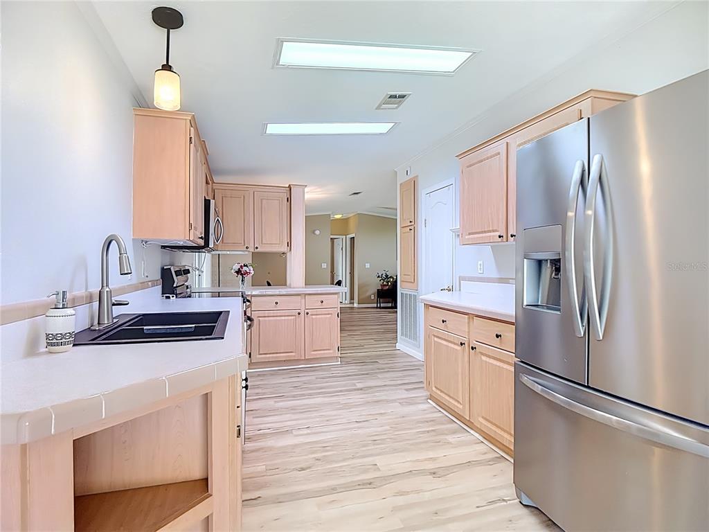 452 Par Drive Frostproof, FL 33843 - Photo 17 of 41 a kitchen with stainless steel appliances a refrigerator sink and cabinets