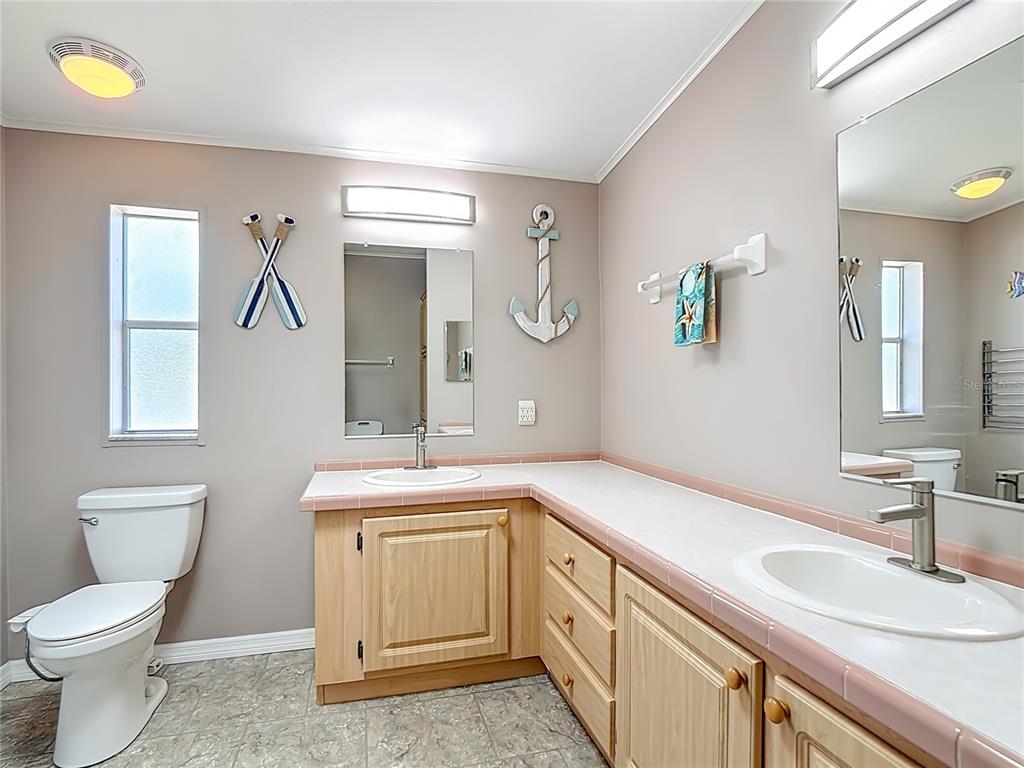 452 Par Drive Frostproof, FL 33843 - Photo 25 of 41 a spacious bathroom with a sink and a toilet