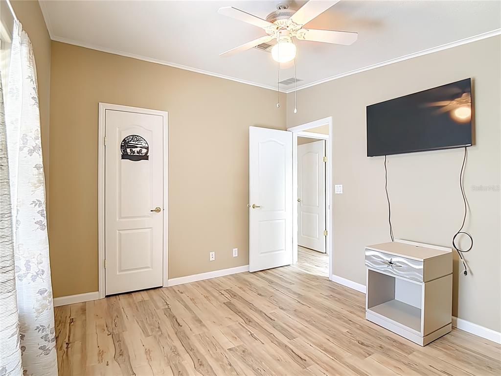 452 Par Drive Frostproof, FL 33843 - Photo 28 of 41 a view of a livingroom with kitchen appliances