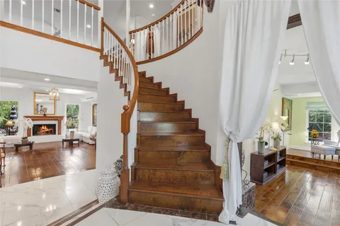 $1,999,900 | 17 Hedgebrook Way, The Hills, TX 78738