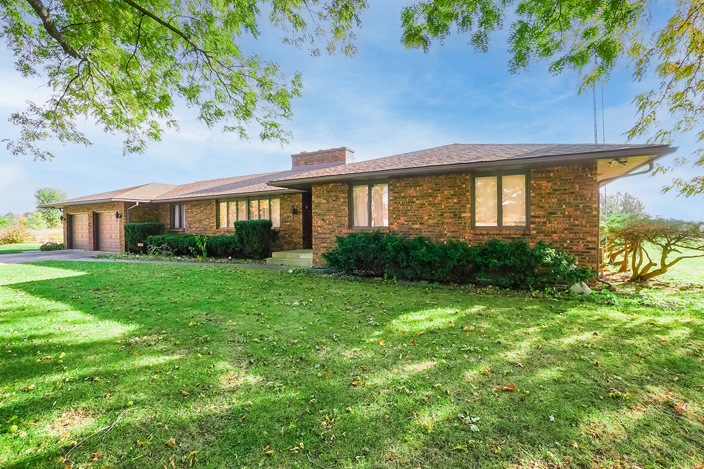 1850 Little Rock Road Plano, IL 60545 - Photo 2 of 30 a front view of a house with garden