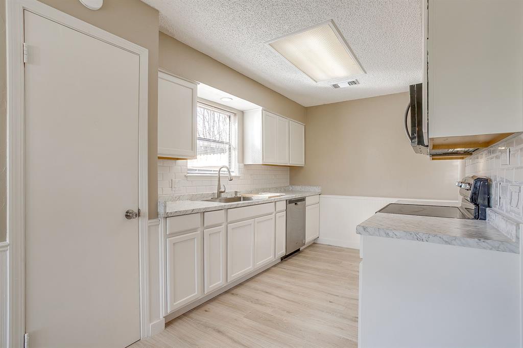 1812 Briar Run Benbrook, TX 76126 - Photo 12 of 30