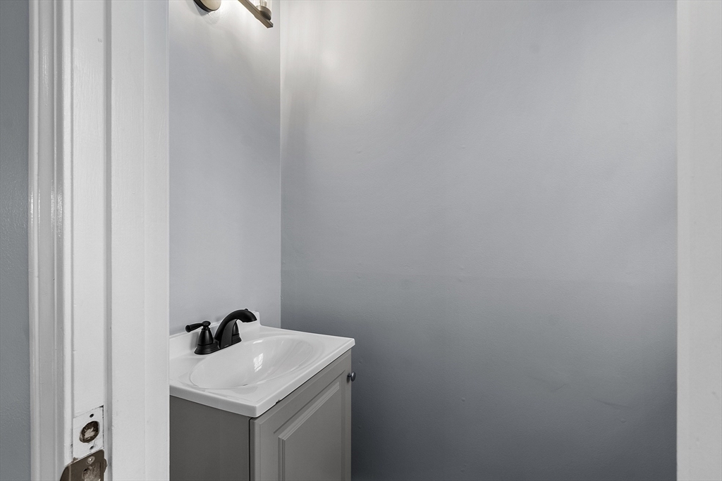 124 Chadwick Street North Andover, MA 01845 - Photo 25 of 34