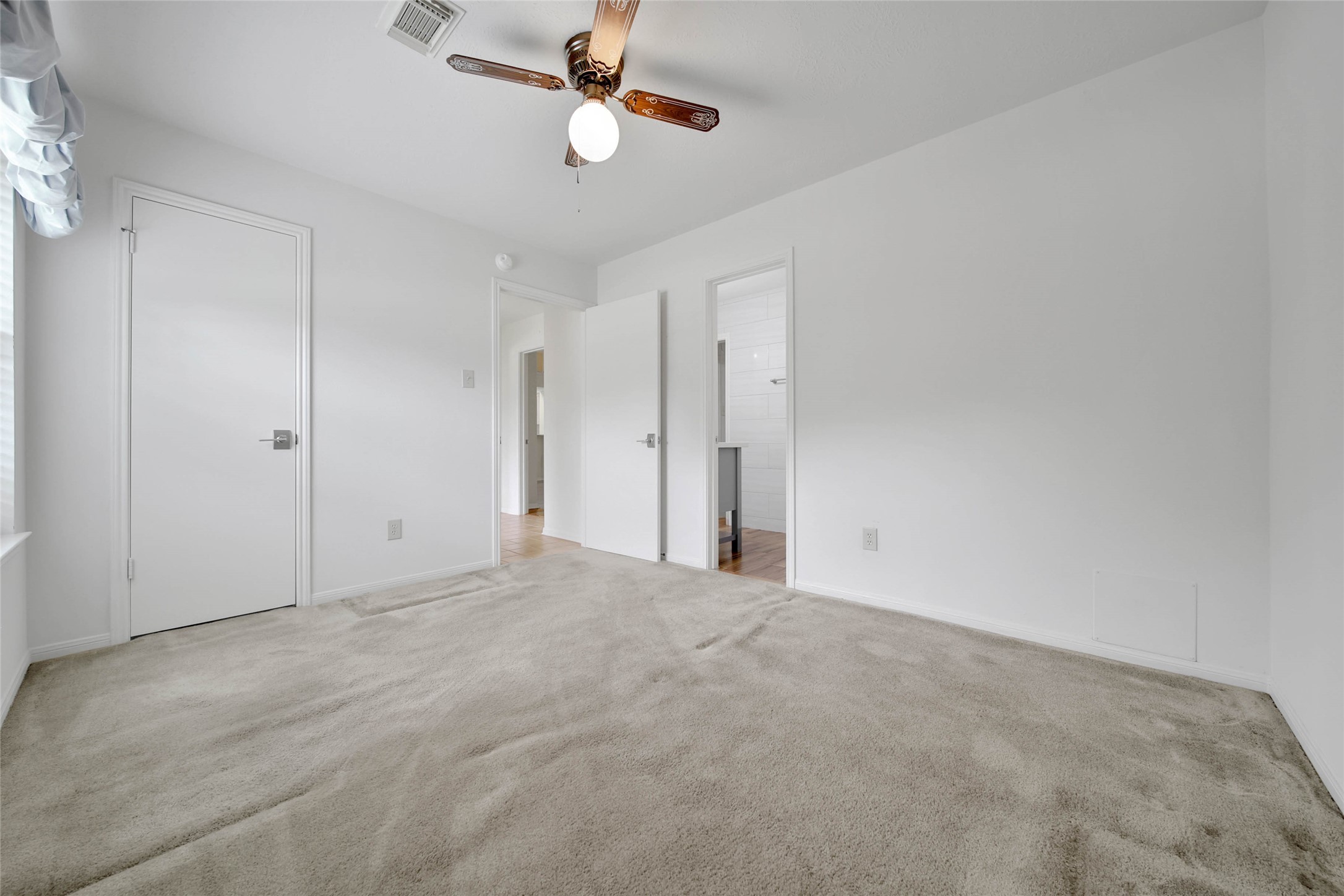 5010 Cupids Bower Court Spring, TX 77388 - Photo 22 of 40 a view of an empty room with a chandelier fan