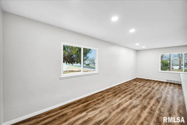 $159,900 | 2003 South Mahark Lane, Peoria, IL 61607