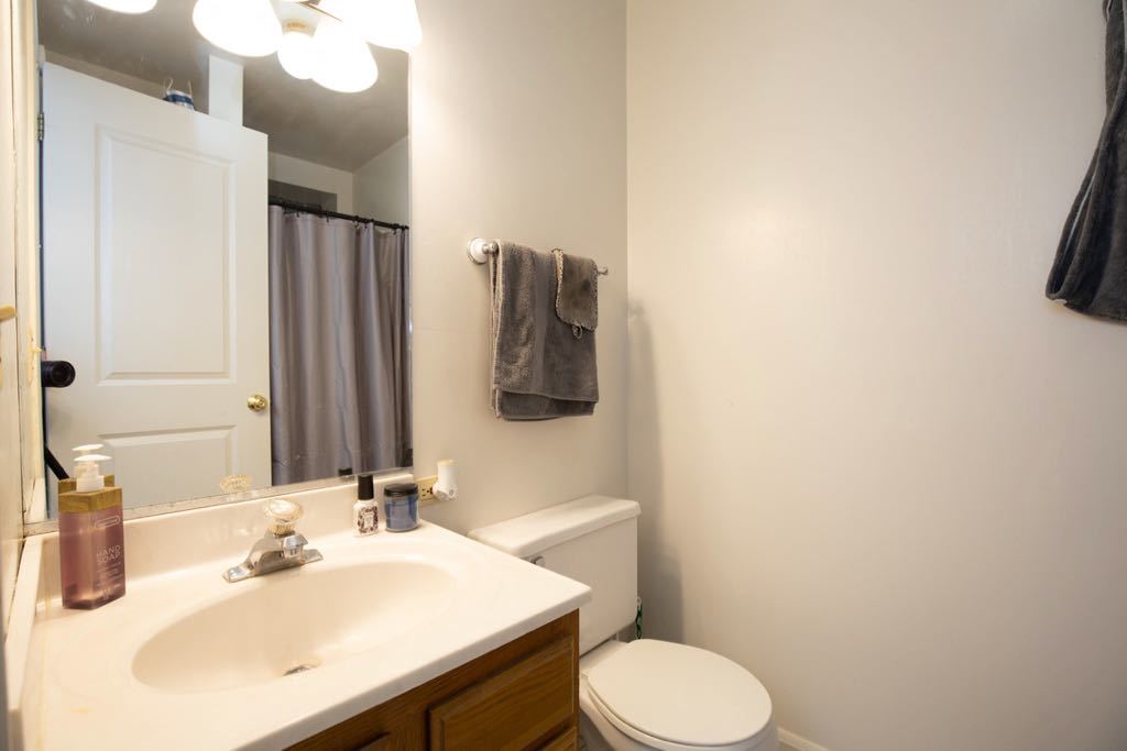 6719 North Sheridan Road, Unit 1N Chicago, IL 60626 - Photo 15 of 20 a bathroom with a sink vanity mirror and toilet