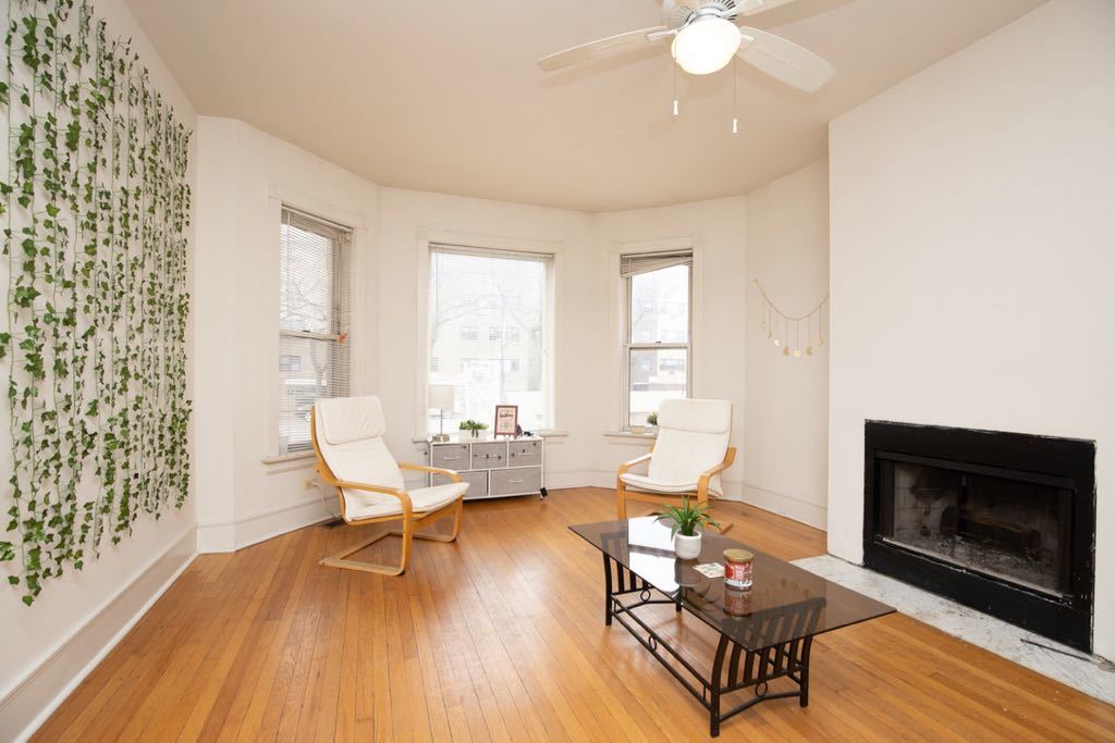 6719 North Sheridan Road, Unit 1N Chicago, IL 60626 - Photo 7 of 20 a living room with furniture and a fireplace