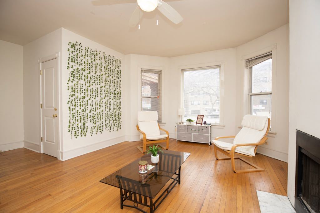 6719 North Sheridan Road, Unit 1N Chicago, IL 60626 - Photo 8 of 20 a living room with furniture and a wooden floor