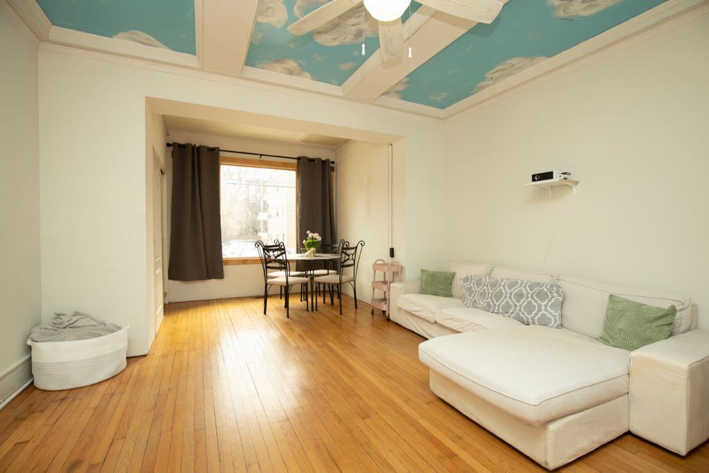 6719 North Sheridan Road, Unit 1N Chicago, IL 60626 - Photo 9 of 20 a living room with furniture and a wooden floor