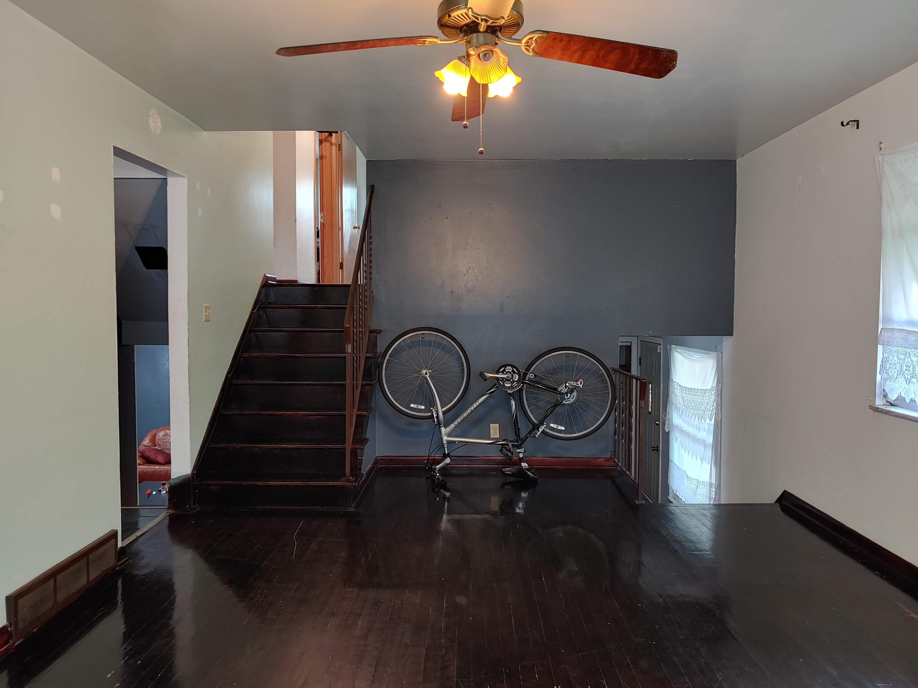 859 Brixham Road Columbus, OH 43204 - Photo 4 of 11 Living Room