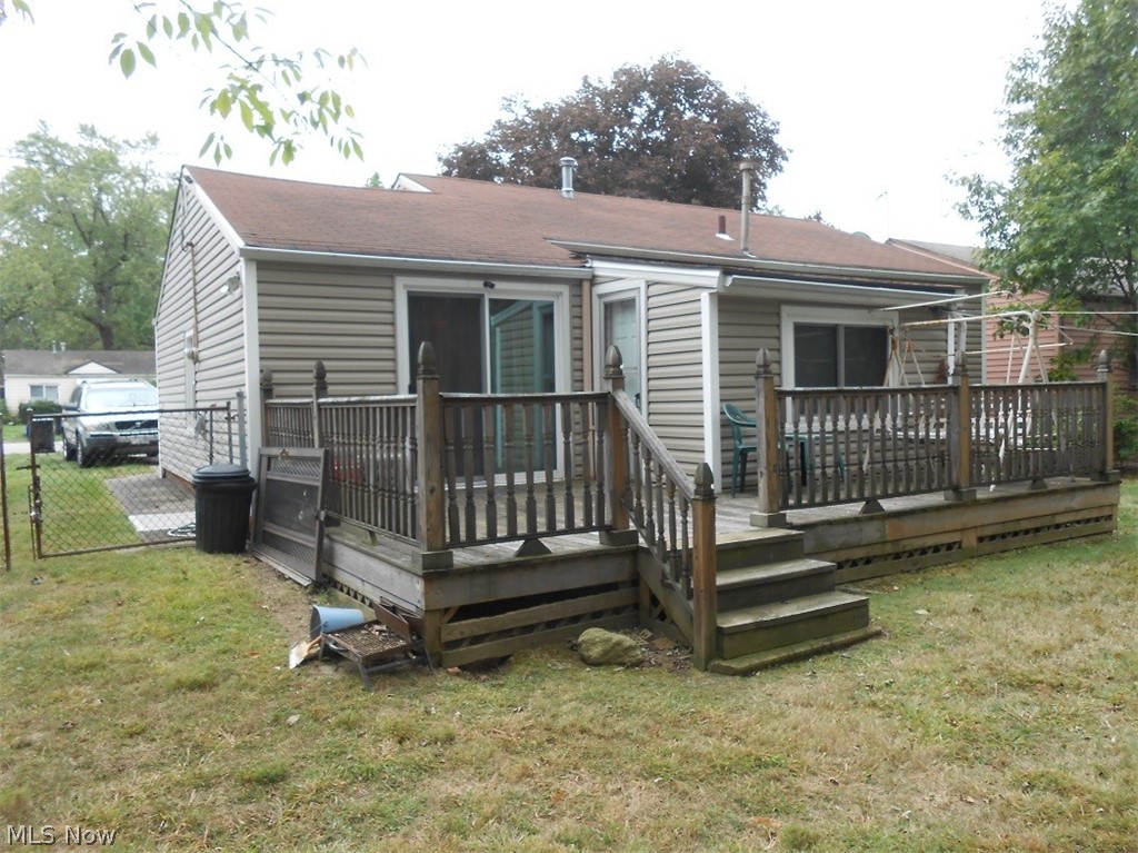 2015 North Green Road Cleveland, OH 44121 - Photo 5 of 21