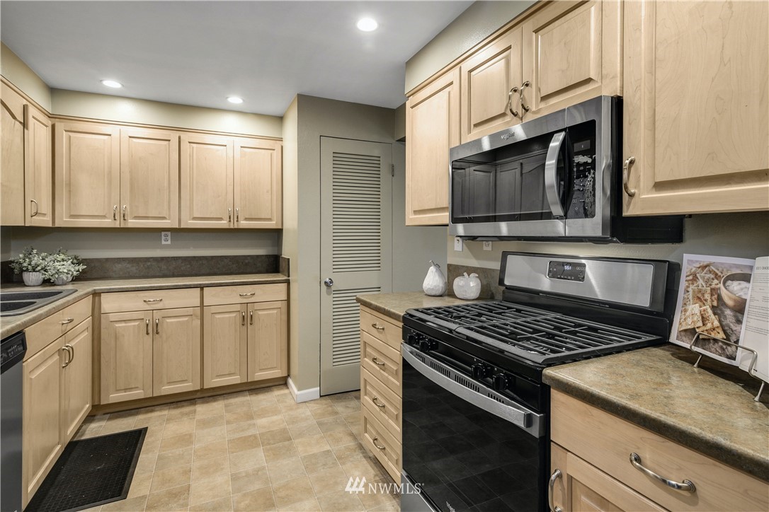 14827 Southeast 111th Place Renton, WA 98059 - Photo 10 of 26