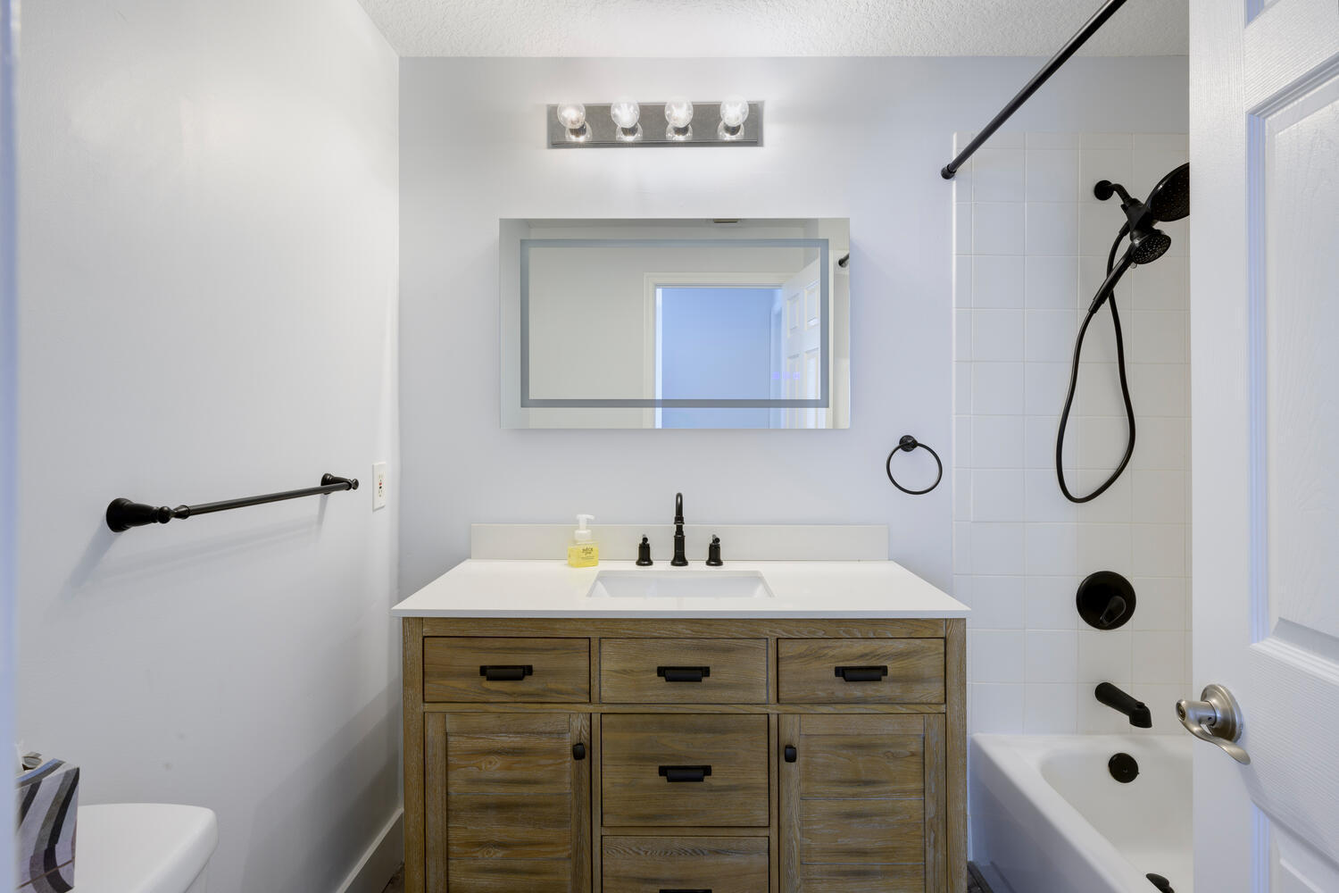 1116 University Boulevard, Unit 20 Jupiter, FL 33458 - Photo 12 of 22 Guest Bath