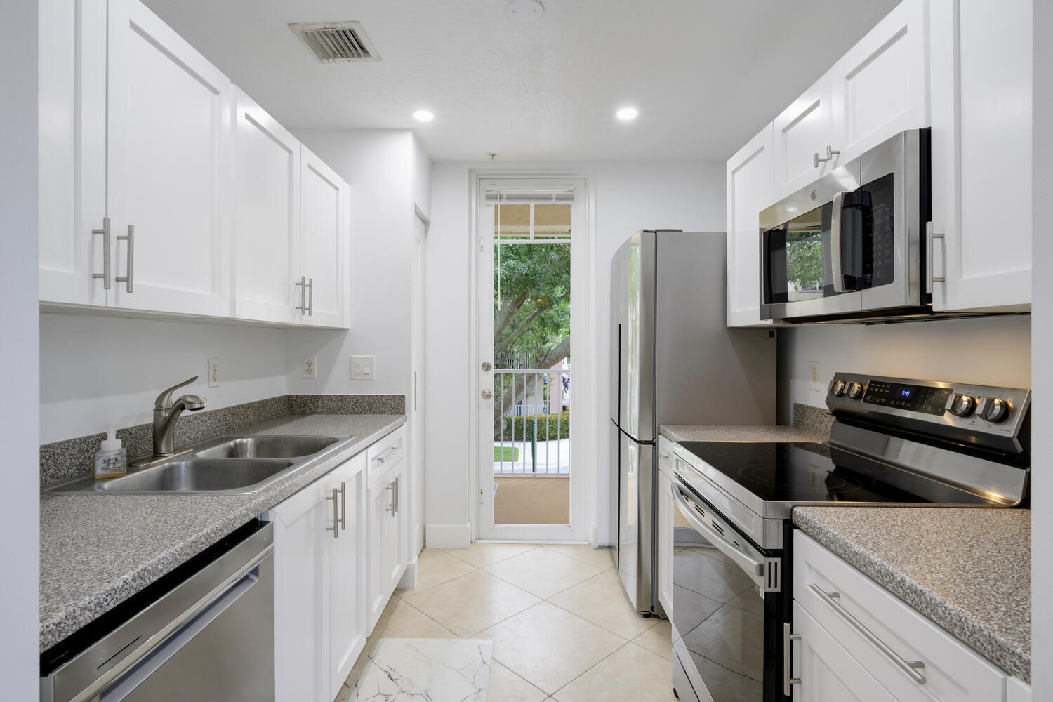 1116 University Boulevard, Unit 20 Jupiter, FL 33458 - Photo 10 of 22 Kitchen