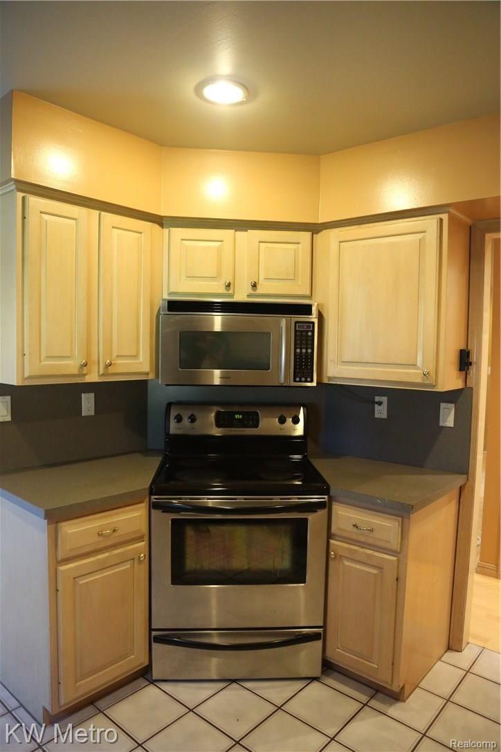 2159 Oakcrest Road Sterling Heights, MI 48310 - Photo 11 of 36 8B8A9859.JPG