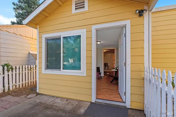 $689,000 | 201 Triplett Drive, Cloverdale, CA 95425