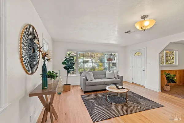 $689,000 | 201 Triplett Drive, Cloverdale, CA 95425