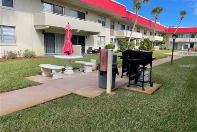 a view of a backyard