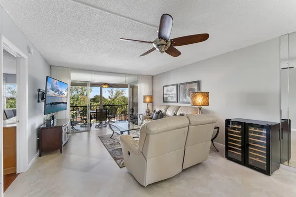 $169,000 | 3930 Inverrary Boulevard, Unit 505D, Lauderhill, FL 33319