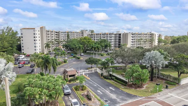 $169,000 | 3930 Inverrary Boulevard, Unit 505D, Lauderhill, FL 33319