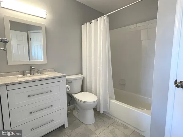 $2,600 | 1100 Quaker Hill Drive, Unit 421, Alexandria, VA 22314