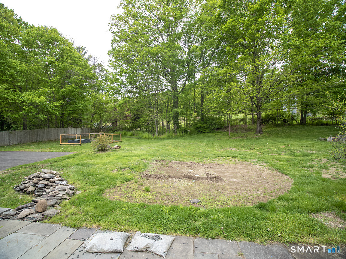388 Amity Road Woodbridge, CT 06525 - Photo 7 of 39