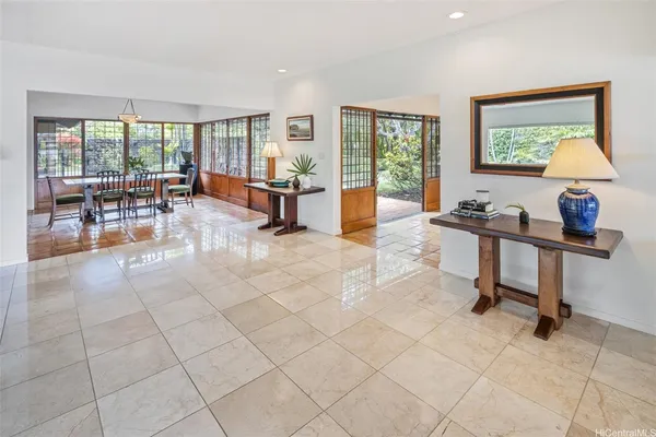 $11,500 | 5949 Kalanianaʻole Highway, Honolulu, HI 96821