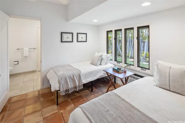 $11,500 | 5949 Kalanianaʻole Highway, Honolulu, HI 96821