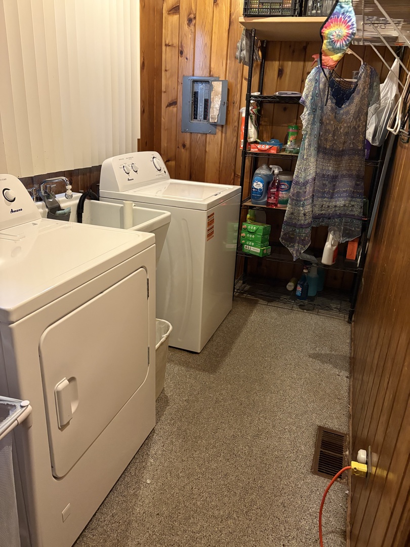 980 County Line Road Bensenville, IL 60106 - Photo 5 of 6 a utility room with dryer and washer