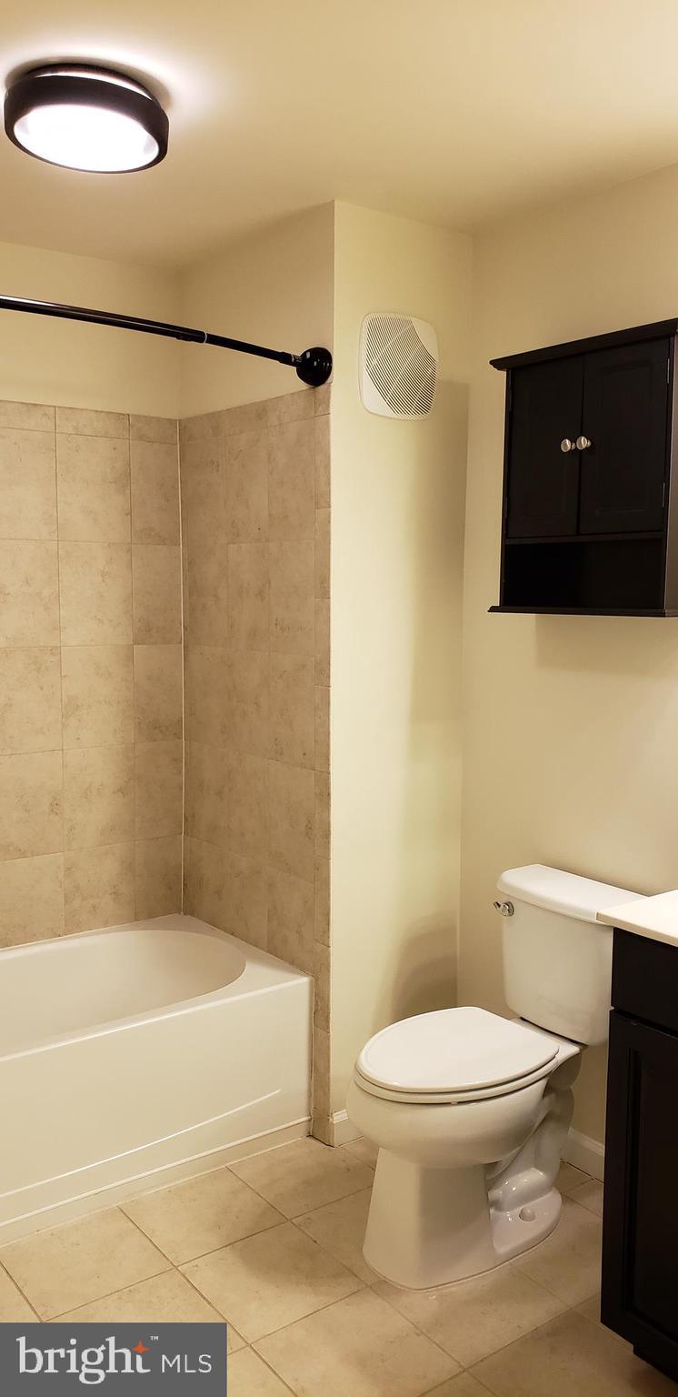 42573 Sunset Ridge Square, Unit 439 Ashburn, VA 20148 - Photo 29 of 41 Guest Bath View 1