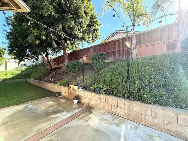 a view of a house with backyard and garden