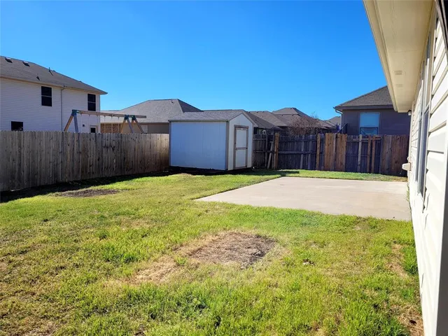 a view of a back yard