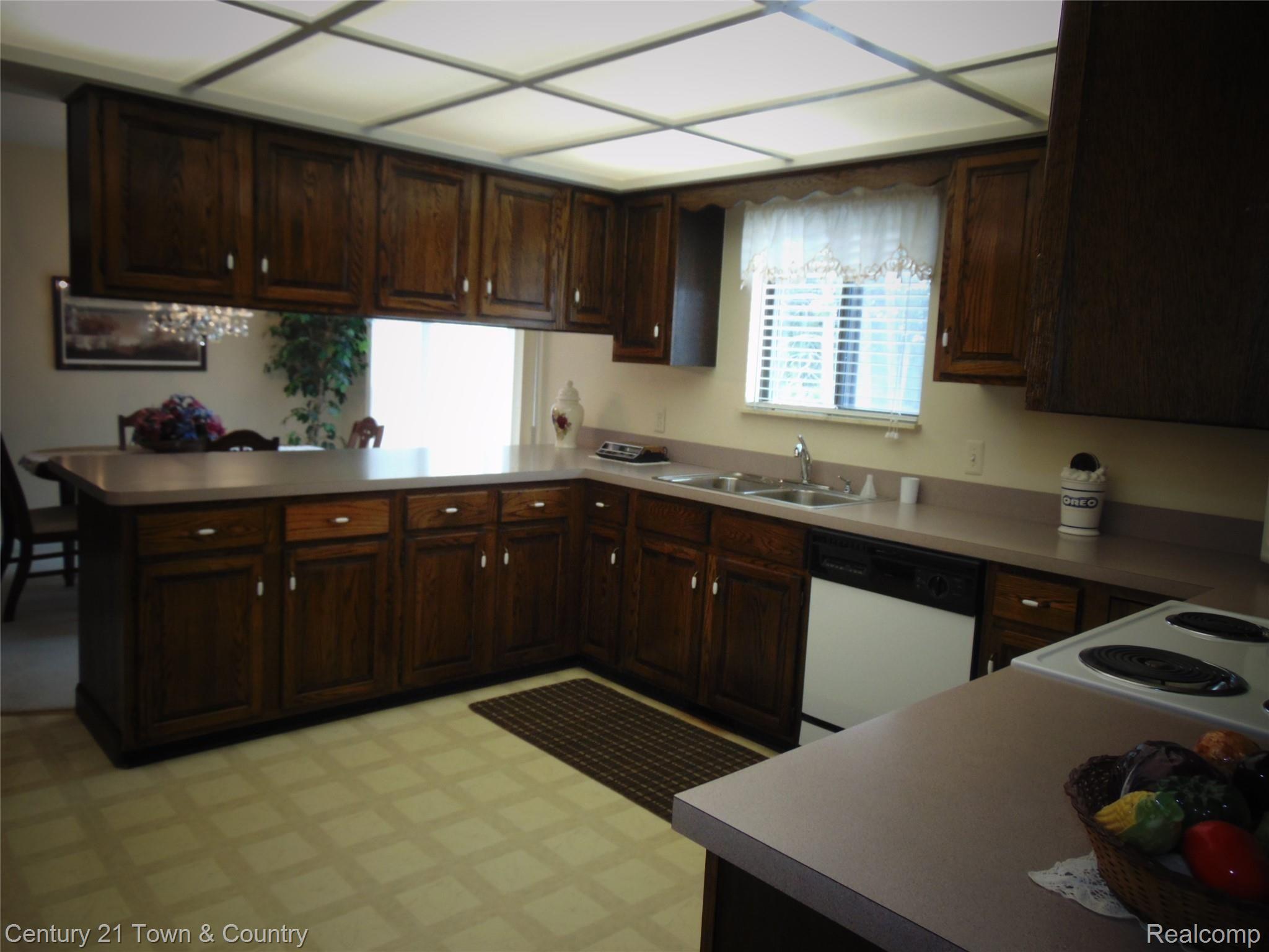 9555 Ridge Top Trail Clarkston, MI 48348 - Photo 7 of 49 Beautiful Walnut Cabinets in the Kitchen look Brand New......