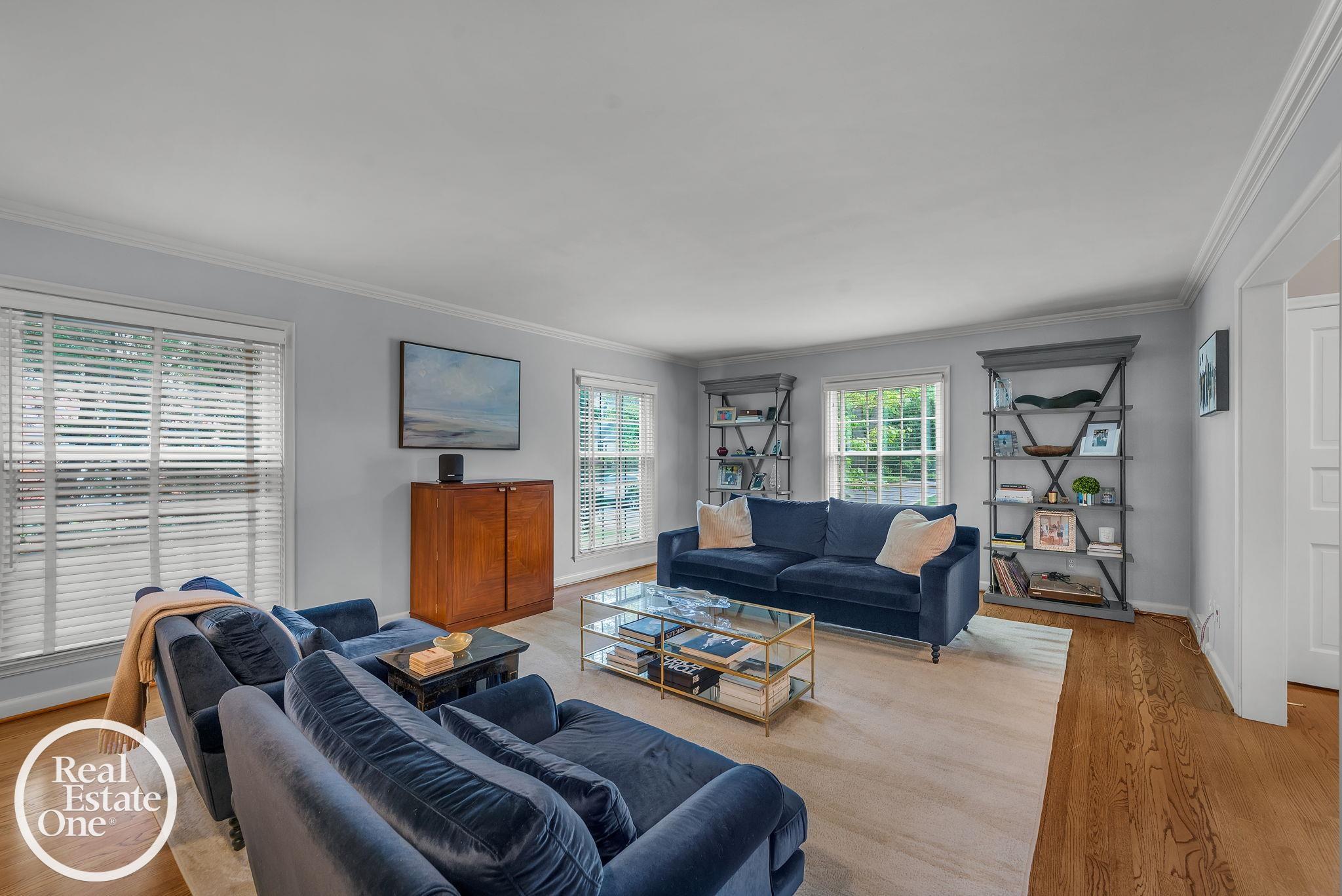 90 Colonial Road Grosse Pointe, MI 48236 - Photo 6 of 49 50213312-f64fe219-4e91-4ecc-bc00-36c2fec0f433.JPG
