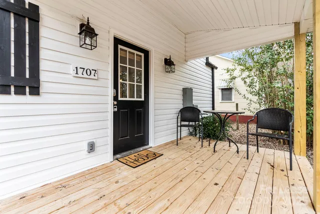 a view of a house with backyard and trees
