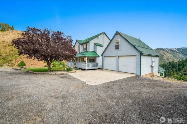 a view of a yard with a tree