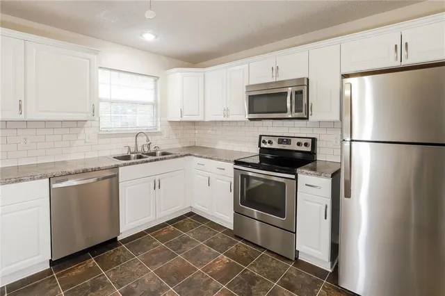 $1,875 | 14805 East Nickell Avenue, Independence, MO 64050