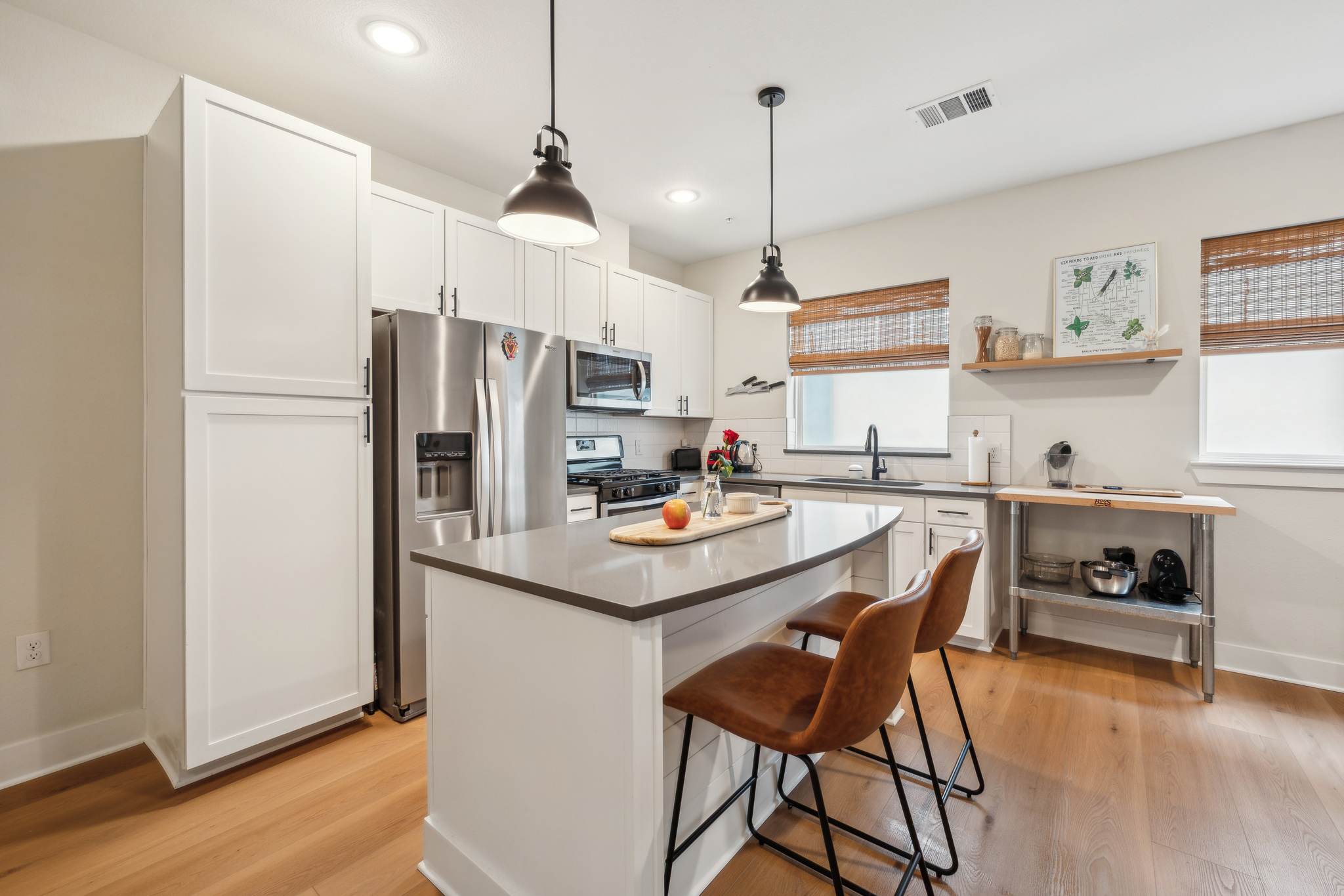 2827 Manor Road, Unit 3104 Austin, TX 78722 - Photo 4 of 30 Culinary delights await in this bright kitchen, complete with an island for casual dining and meal preparation.