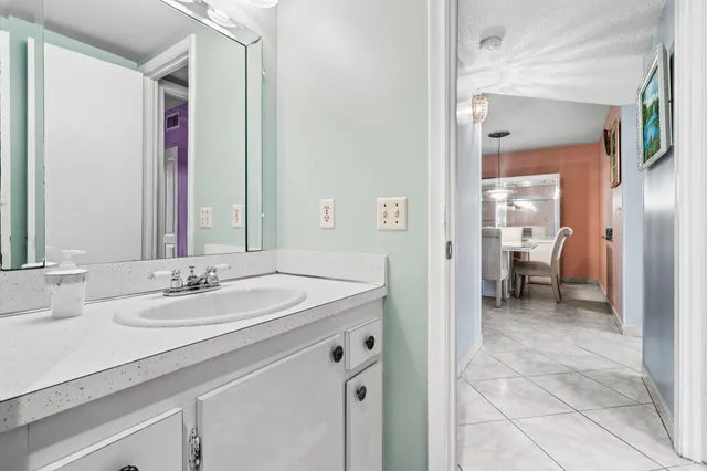 a en suite bathroom with a sink and a mirror