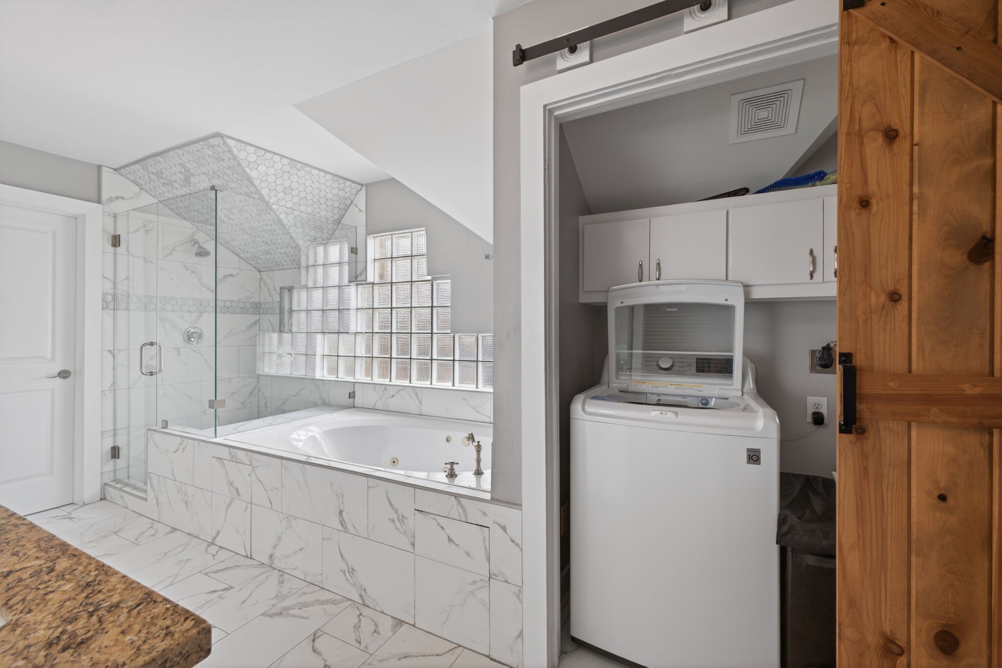 5207 Cornish Street Houston, TX 77007 - Photo 24 of 38 Primary bathroom and Laundry area
