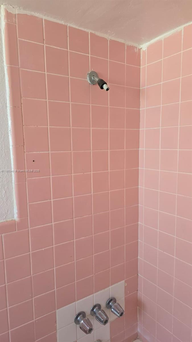 1885 Northeast 121st Street, Unit 17 North Miami, FL 33181 - Photo 13 of 14