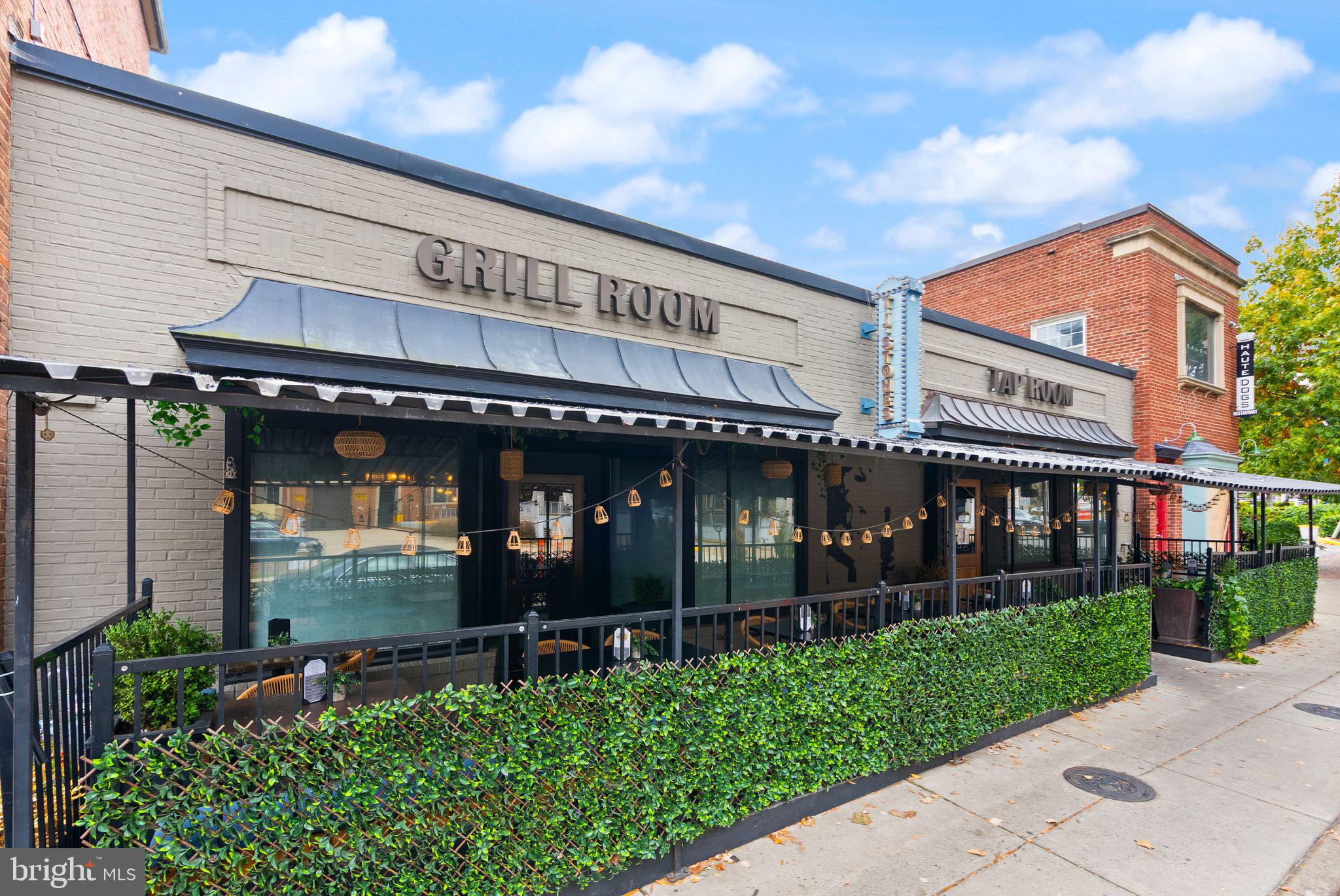 400 Madison Street, Unit 409 Alexandria, VA 22314 - Photo 98 of 98 a front view of a building with garden