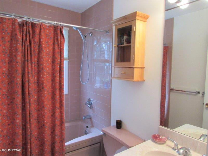 182 Skyview Road Dingmans Ferry, PA 18328 - Photo 17 of 39 Bathroom 2