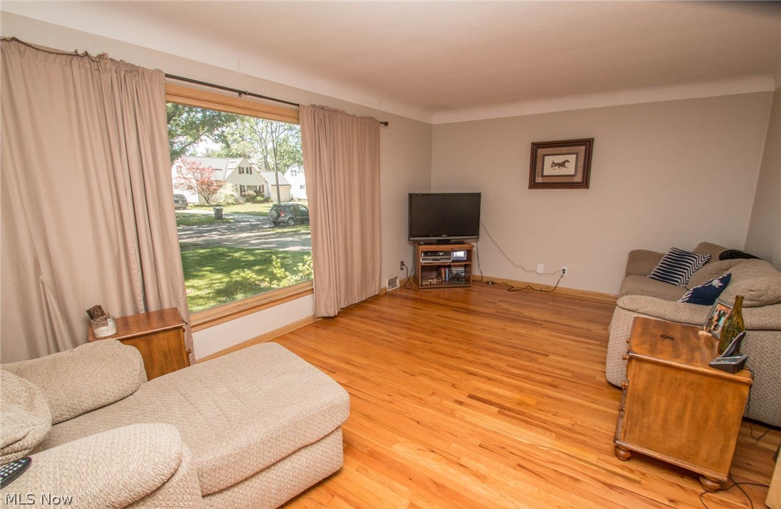 1159 Haverston Road Cleveland, OH 44124 - Photo 3 of 28