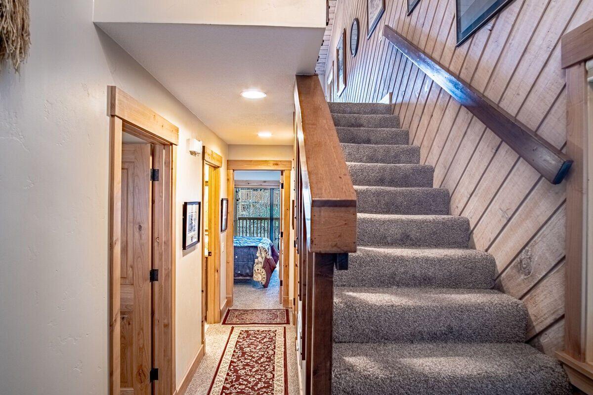 2616 Ridge Lane Sun Valley, ID 83353 - Photo 7 of 15 stairs from entry to liviing rm.
